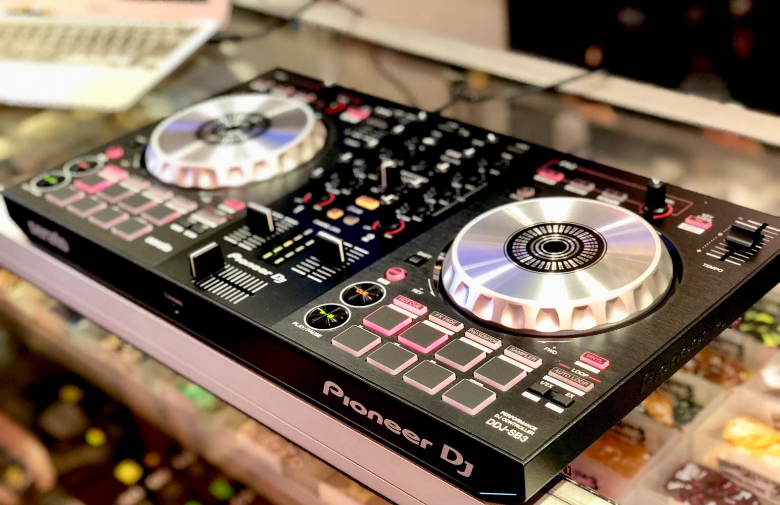 Reasons to get a DJ controller for beginners